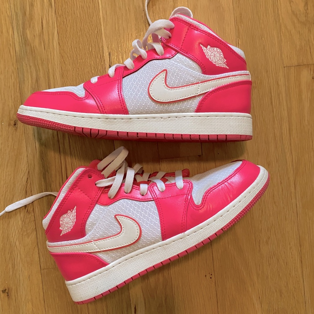 hyper pink jordan 1 mid